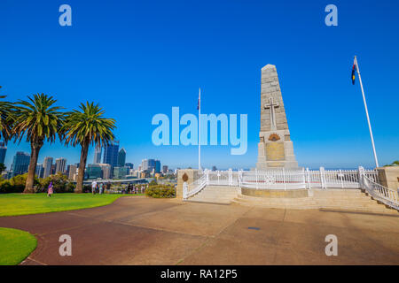 Perth, Australie - Jan 3, 2018 : Mémorial de la guerre de l'État sur le mont Eliza à Kings Park. La ville de Perth sur l'arrière-plan. Kings Park est un grand parc à Perth en Australie occidentale, le Jardin Botanique. Ciel bleu. Banque D'Images