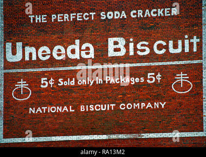 Un vintage vôtre National Biscuit Company's biscuit Uneeda est représenté à côté d'un immeuble au centre-ville de Meridian, Mississippi. Banque D'Images