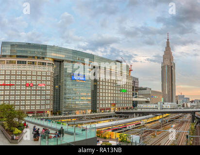 Takashimaya Timesquare à la gare de Shinjuku à l'aube, Tokyo, Japon Banque D'Images