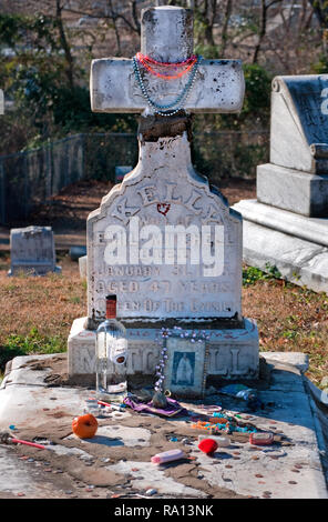 Mardi Gras beads décorer la pierre tombale de gypsy queen Kelly Mitchell à Rose Hill Cemetery à Meridian, Mississippi. Banque D'Images