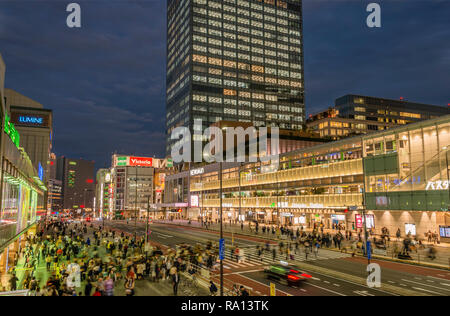 Nouvelle porte sud de la gare de Shinjuku sur l'avenue Koshu Kaido la nuit, Tokyo, Japon Banque D'Images