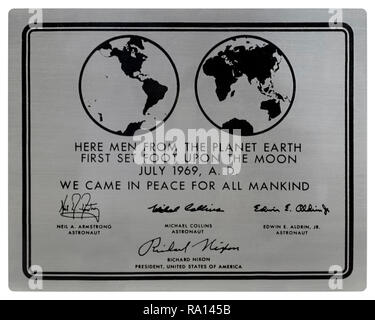 Une plaque en acier inoxydable Apollo 11 joints au Modules lunaires Apollo qui a atterri sur la lune. Conçu par Jack Kinzler, la NASA le texte se lit comme suit : "Ici les hommes de la planète Terre première mis le pied sur la Lune, Juillet, 1969, AD. Nous sommes venus en paix pour toute l'humanité' suivi de la signature de porte les signatures de Neil Armstrong, Michael Collins, Buzz Aldrin, et le président Richard Nixon. Les plaques de toutes les missions qui restent au débarquement sur la lune. Banque D'Images