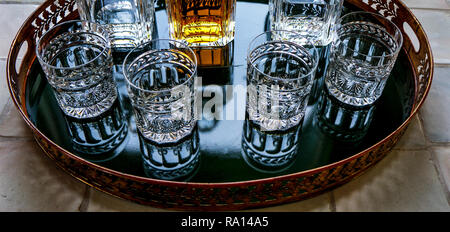 Carafe à whisky et des verres sur un plateau Banque D'Images