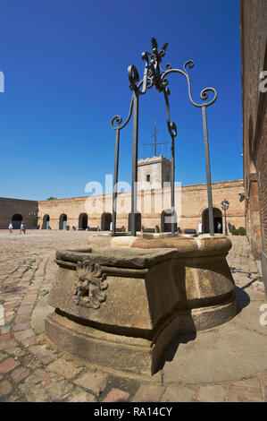 Une fontaine d'eau au Castell de Montjuic (Château de Montjuïc) qui est une ancienne forteresse militaire construit en 1640 Barcelone, Espagne Banque D'Images