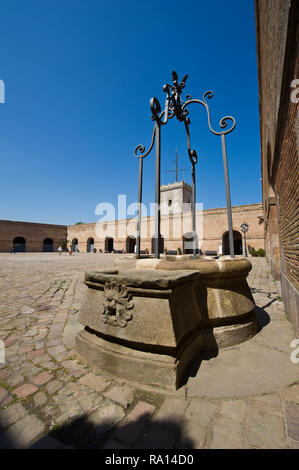 Une fontaine d'eau au Castell de Montjuic (Château de Montjuïc) qui est une ancienne forteresse militaire construit en 1640 Barcelone, Espagne Banque D'Images