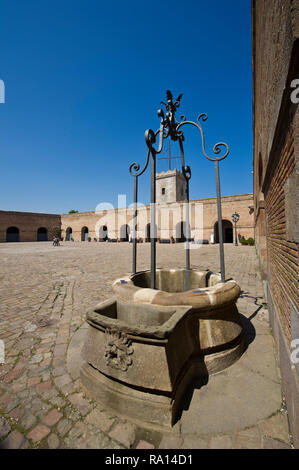 Une fontaine d'eau au Castell de Montjuic (Château de Montjuïc) qui est une ancienne forteresse militaire construit en 1640 Barcelone, Espagne Banque D'Images