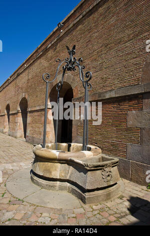 Une fontaine d'eau au Castell de Montjuic (Château de Montjuïc) qui est une ancienne forteresse militaire construit en 1640 Barcelone, Espagne Banque D'Images