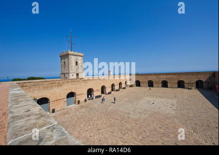 La cour à l''Castell de Montjuic (Château de Montjuïc) qui est une ancienne forteresse militaire construit en 1640, Barcelone, Espagne Banque D'Images