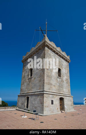 La tour au Castell de Montjuic (Château de Montjuïc), qui est une ancienne forteresse militaire construite en1640, Barcelone, Espagne Banque D'Images