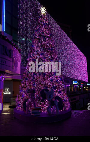 Arbre de Noël illuminé le long d'Orchard Road, à Singapour, avec le thème de Disney Banque D'Images