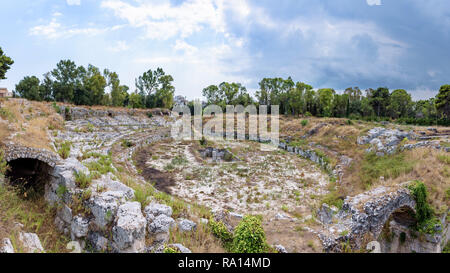 Vue panoramique des ruines de l'ancien amphithéâtre romain de Syracuse (Anfiteatro romano di Siracusa, Sicile, Italie) Banque D'Images