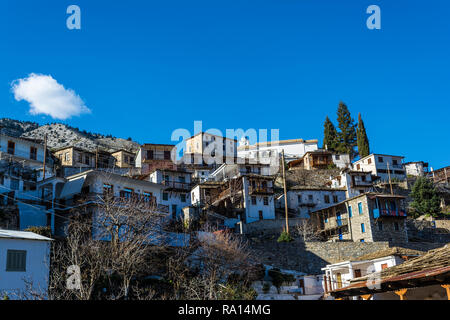 Paysage avec vue panoramique de Kastanitsa, un traditionnel village historique en Arcadie Péloponnèse, Grèce. Banque D'Images