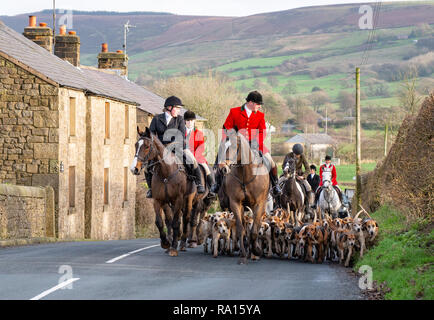 Preston, Lancashire, Royaume-Uni. 29 Décembre, 2018. Chevaux et chiens de chasse par simple glisser sur une belle après-midi près de Preston, Lancashire. Crédit : John Eveson/Alamy Live News Banque D'Images