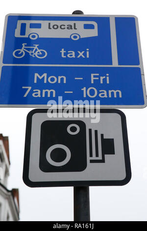 Londres, Royaume-Uni. Dec 29, 2018. Avec un débit de l'avant-bus lane qui cycles et les taxis peuvent également utiliser signe est vu à Londres.Les automobilistes payés Â£39 millions de dollars en pénalités à travers l'Angleterre au cours de 2017/18 après avoir été pris en photo au volant ou nous engager dans des voies réservées aux autobus d'après les chiffres publiés par le ministère du Logement, des communautés et du gouvernement local. Les conseils a consacré un peu plus de â€13 millions sur l'application de la loi, y compris l'installation et l'exploitation des caméras, de faire un bénéfice de â€26 millions de dollars en hausse de 35  % par rapport à Â£19 millions l'année précédente. Credit : ZUMA Press, Inc./Alamy Live News Banque D'Images