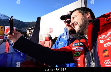 Foto LaPresse/Stefano Cavicchi 29/12/2018 Bormio, Italia politica Matteo Salvini un Bormio per il SuperG maschile di sci alpino.nella foto : Matteo Salvini con il vincitore della gara Dominik Paris Banque D'Images