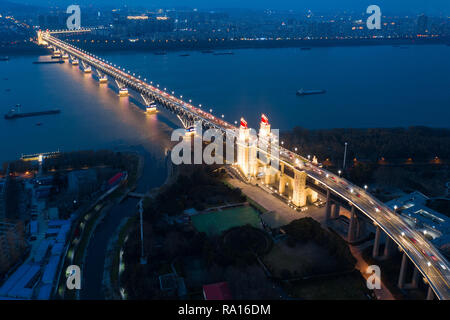 Nanjin, Nanjin, Chine. Dec 29, 2018. Nanjing, Chine-vue de la nuit de Nanjing Yangtze River Bridge à Nanjing, Jiangsu Province de Chine orientale. Crédit : SIPA Asie/ZUMA/Alamy Fil Live News Banque D'Images