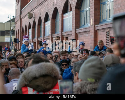 Glasgow, Ecosse, Royaume-Uni. 29 Décembre, 2018. Rangers canadiens ont gagné 1-0 à plein temps, à la maison à Ibrox Stadium, avec un but inscrit par Jack (30 minutes). À l'heure, malgré une présence policière massive, des bombes de fumée ont été lancés au cours de l'arrivée de l'équipe celtique bus. Au milieu des tensions de plus en plus, les fans ont été tenus à l'écart avant le coup d'envoi à 12 h 30, ainsi qu'après le match. Les agents de police ont été vus en train de filmer la foule à l'extérieur du terrain. Iain McGuinness / Alamy Live News Banque D'Images