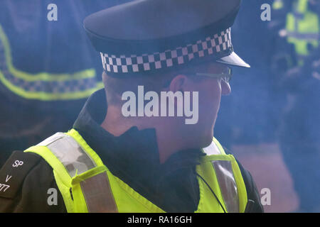 Glasgow, Ecosse, Royaume-Uni. 29 Décembre, 2018. Rangers canadiens ont gagné 1-0 à plein temps, à la maison à Ibrox Stadium, avec un but inscrit par Jack (30 minutes). À l'heure, malgré une présence policière massive, des bombes de fumée ont été lancés au cours de l'arrivée de l'équipe celtique bus. Au milieu des tensions de plus en plus, les fans ont été tenus à l'écart avant le coup d'envoi à 12 h 30, ainsi qu'après le match. Les agents de police ont été vus en train de filmer la foule à l'extérieur du terrain. Iain McGuinness / Alamy Live News Banque D'Images