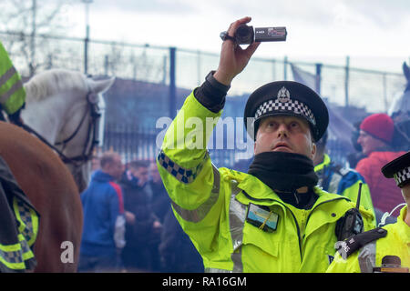 Glasgow, Ecosse, Royaume-Uni. 29 Décembre, 2018. Rangers canadiens ont gagné 1-0 à plein temps, à la maison à Ibrox Stadium, avec un but inscrit par Jack (30 minutes). À l'heure, malgré une présence policière massive, des bombes de fumée ont été lancés au cours de l'arrivée de l'équipe celtique bus. Au milieu des tensions de plus en plus, les fans ont été tenus à l'écart avant le coup d'envoi à 12 h 30, ainsi qu'après le match. Les agents de police ont été vus en train de filmer la foule à l'extérieur du terrain. Iain McGuinness / Alamy Live News Banque D'Images