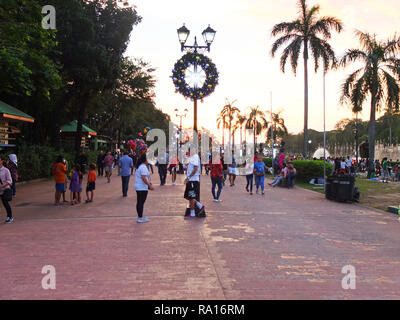 Manille, Philippines. 18 mars, 2012. Les Philippins vu le flocage Luneta Park pendant les vacances de Noël les vacances saison.viens comme locations de feuilles pour les Philippins. Ils passent beaucoup de temps avec leurs familles à profiter et ont des liens avec les proches. Credit : Josefiel Rivera SOPA/Images/ZUMA/Alamy Fil Live News Banque D'Images