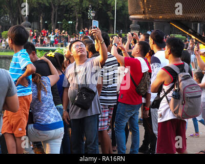 Manille, Philippines. 18 mars, 2012. Un homme pratiquant le parc vu prendre une à selfies Luneta park pendant les vacances de Noël les vacances saison.viens comme locations de feuilles pour les Philippins. Ils passent beaucoup de temps avec leurs familles à profiter et ont des liens avec les proches. Credit : Josefiel Rivera SOPA/Images/ZUMA/Alamy Fil Live News Banque D'Images