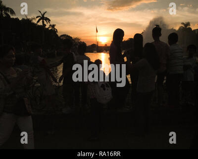 Manille, Philippines. 18 mars, 2012. Parcs thématiques vu pour le coucher du soleil à Luneta Park pendant les vacances de Noël les vacances saison.viens comme locations de feuilles pour les Philippins. Ils passent beaucoup de temps avec leurs familles à profiter et ont des liens avec les proches. Credit : Josefiel Rivera SOPA/Images/ZUMA/Alamy Fil Live News Banque D'Images