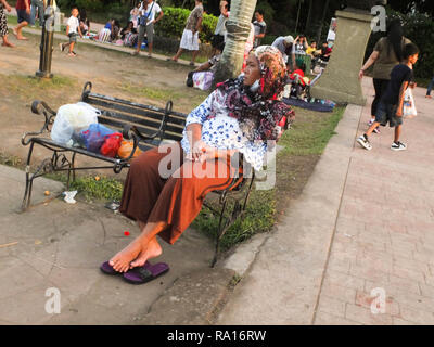 Manille, Philippines. 18 mars, 2012. Une femme musulmane vu reposant à la Cour du banc de parc pendant les vacances de Noël les vacances saison.viens comme locations de feuilles pour les Philippins. Ils passent beaucoup de temps avec leurs familles à profiter et ont des liens avec les proches. Credit : Josefiel Rivera SOPA/Images/ZUMA/Alamy Fil Live News Banque D'Images