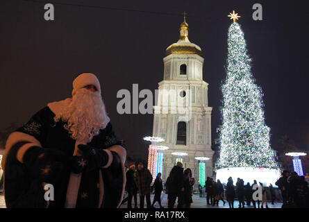 Kiev, Ukraine. 29 Décembre, 2018. Une vue de l'arbre de Noël de l'Ukraine à la place Sainte-Sophie à Kiev, Ukraine, le 29 décembre 2018. L'arbre de Noël de l'Ukraine a été allumé sur la Saint-Nicolas, le 19 décembre, avec le thème principal de la décoration comme la Northern Lights. Crédit : Serg Glovny/ZUMA/Alamy Fil Live News Banque D'Images