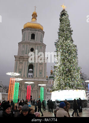 Kiev, Ukraine. 29 Décembre, 2018. Une vue de l'arbre de Noël de l'Ukraine à la place Sainte-Sophie à Kiev, Ukraine, le 29 décembre 2018. L'arbre de Noël de l'Ukraine a été allumé sur la Saint-Nicolas, le 19 décembre, avec le thème principal de la décoration comme la Northern Lights. Crédit : Serg Glovny/ZUMA/Alamy Fil Live News Banque D'Images