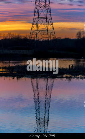 Whisby, Lincolnshire, Royaume-Uni. 29 décembre 2018. Coucher du soleil à whisby Nature Une fois qu'une carrière de gravier, la réserve naturelle est maintenant géré par Lincolnshire Wildlife Trust a une variété d'oiseaux, dont l'imbrication des rossignols. Credit : Clifford Norton/Alamy Live News Banque D'Images