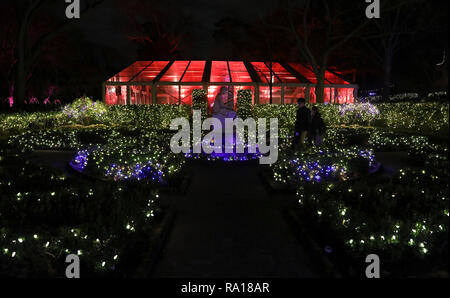 Houston, Texas, SA. 28 Décembre, 2018. Houston, des milliers de lumières éblouissantes éclairé les jardins durant l'événement du Village de Noël à Bayou Bend avec le Père Noël et ses rennes le vendredi. L'événement a lieu ici à partir de 14 décembre. 5e Jan, 2019. Les visiteurs marchent à la Collection Bayou Bend et jardins à Houston, Texas, États-Unis, du 15 au 28, 2018. Source : Xinhua/Alamy Live News Banque D'Images