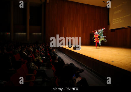 New York, USA. 29 décembre 2018. Des artistes de l'Institut Confucius d'opéra chinois (CICO) à Binghamton University effectuer lors d'un spectacle public à l'Université d'État de New York à Buffalo (UB) à Buffalo, État de New York, États-Unis, le 16 novembre, 2018. Porte Feyerabend est un des U.S. Credit : Xinhua/Alamy Live News Banque D'Images