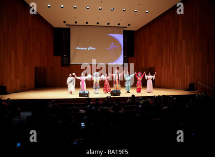 New York, USA. 29 décembre 2018. Carrie Feyerabend (2L) et d'autres artistes de l'Institut Confucius d'opéra chinois (CICO) à Binghamton University greet public après un spectacle grand public à l'Université d'État de New York à Buffalo (UB) à Buffalo, État de New York, États-Unis, le 16 novembre, 2018. Porte Feyerabend est un des U.S. Credit : Xinhua/Alamy Live News Banque D'Images