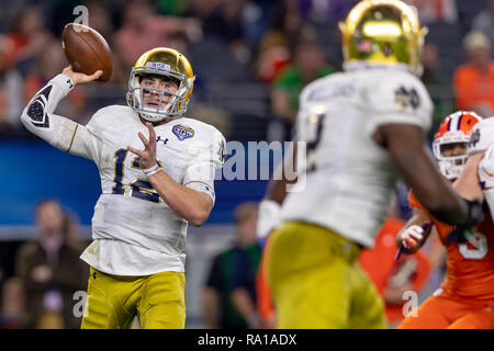 Arlington, Texas, USA. Dec 29, 2018. 29 décembre 2018 - Arlington, Texas, États-Unis - Notre Dame Fighting Irish quarterback Ian livre (12) passe le ballon dans la demi-finale des séries éliminatoires de football collégial à la Goodyear Cotton Bowl Classic entre les Notre Dame Fighting Irish et le Clemson Tigers à AT&T Stadium, à Arlington au Texas. Clemson a gagné 30-3 à l'avance pour le match de championnat de national. Crédit : Adam Lacy/ZUMA/Alamy Fil Live News Banque D'Images