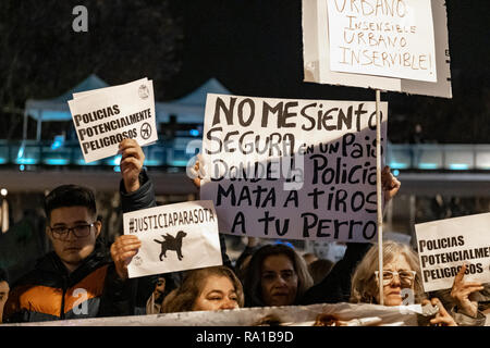 Plusieurs manifestants sont considérés parmi les pancartes lors de la manifestation. Troisième manifestation à Barcelone pour la mort du chien Sota. Le chien était administré par un sans-abri et ils étaient tous deux à la suite d'un programme d'insertion sociale. Selon la version policière, le mandataire a agi en légitime défense après avoir été attaqué par l'animal qui a défendu son propriétaire qui était détenu par la force. Banque D'Images