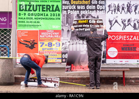 Varsovie, Pologne. 30 Décembre, 2018. "Mauvais français" est une partie importante de populistes de droite polonais' ordre du jour. Tout récemment, 2 organisations, Mouvement pour l'hygiène et de morale bon nom redoute, ont lancé la campagne d'affiches avec anti-allemands et des slogans anti-autrichienne écrit en allemand, par exemple, 'Hé, l'allemand ! Donner en retour ce que votre grand-père a volé en Pologne ou de le payer !" (faisant référence à la Seconde Guerre mondiale). Anti-nationalistes polonais sont la peinture au-dessus ou en couvrant avec affiches surréalistes. Ils remettent en question cette façon message politique d'extrême droite ou la transformer en absurde. Robert Pastryk / Alamy Live News Banque D'Images