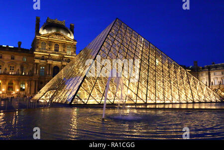 Paris, France. Dec 22, 2018. Musée du Louvre, la nuit, à Paris. Credit : Keith Mayhew SOPA/Images/ZUMA/Alamy Fil Live News Banque D'Images