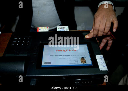 Dhaka, Bangladesh. Dec 30, 2018. L'électeur utilise une machine de vote électronique à un bureau de scrutin de Dhaka, Bangladesh, 30 décembre 2018. Vote à l'échelle nationale, s'est ouvert le dimanche matin en général du Bangladesh élections pour élire des centaines de représentants au parlement au milieu de rapports de violence errants. Credit : Salim Reza/Xinhua/Alamy Live News source : Xinhua/Alamy Live News Banque D'Images