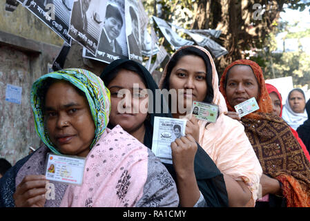 Dhaka, Bangladesh. Dec 30, 2018. Ligne d'électeurs jusqu'à un bureau de scrutin de Dhaka, Bangladesh, 30 décembre 2018. Vote à l'échelle nationale, s'est ouvert le dimanche matin en général du Bangladesh élections pour élire des centaines de représentants au parlement au milieu de rapports de violence errants. Credit : Salim Reza/Xinhua/Alamy Live News source : Xinhua/Alamy Live News Banque D'Images