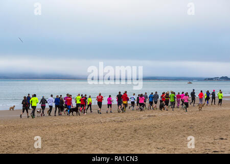 Bournemouth, Dorset, UK. Le 30 décembre 2018. Les participants prennent part à la plage de la race, de la race la marée, une plage à marée basse le long de la magnifique côte de la plage de Bournemouth vers la plage de Sandbanks. Porteur exécuter le 5k ou 10k race le long du littoral et sur les épis avant la marée monte - bon exercice après les excès de Noël ! Credit : Carolyn Jenkins/Alamy Live News Banque D'Images