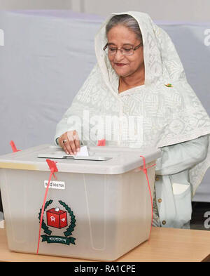 Dhaka, Bangladesh. Dec 30, 2018. Premier Ministre du Bangladesh Sheikh Hasina jette son vote à un bureau de scrutin de Dhaka, capitale du Bangladesh, le 30 décembre 2018. Vote à l'échelle nationale, s'est ouvert le dimanche matin en général du Bangladesh élections pour élire des centaines de représentants au parlement au milieu de rapports de violence errants.(Xinhua/PID) Credit : Xinhua/Alamy Live News Banque D'Images