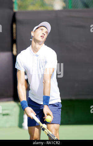 Pune, Inde. Le 30 décembre 2018. Antoine Hoang de la France en action dans le tour final de la qualification des célibataires compétition à Tata ouvrir le tournoi de tennis ATP de Maharashtra à Pune, en Inde. Credit : Karunesh Johri/Alamy Live News Banque D'Images