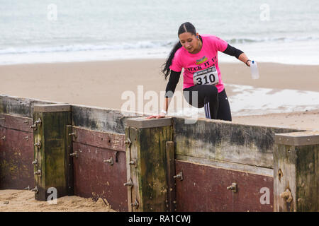 Bournemouth, Dorset, UK. Le 30 décembre 2018. Les participants prennent part à la plage de la race, de la race la marée, une plage à marée basse le long de la magnifique côte de la plage de Bournemouth vers la plage de Sandbanks. Porteur exécuter le 5k ou 10k race le long du littoral et sur les épis avant la marée monte - bon exercice après les excès de Noël ! Credit : Carolyn Jenkins/Alamy Live News Banque D'Images