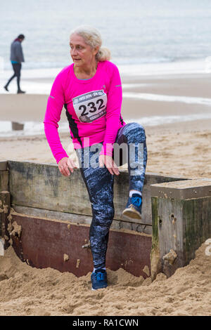 Bournemouth, Dorset, UK. Le 30 décembre 2018. Les participants prennent part à la plage de la race, de la race la marée, une plage à marée basse le long de la magnifique côte de la plage de Bournemouth vers la plage de Sandbanks. Porteur exécuter le 5k ou 10k race le long du littoral et sur les épis avant la marée monte - bon exercice après les excès de Noël ! Credit : Carolyn Jenkins/Alamy Live News Banque D'Images