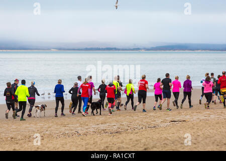 Bournemouth, Dorset, UK. Le 30 décembre 2018. Les participants prennent part à la plage de la race, de la race la marée, une plage à marée basse le long de la magnifique côte de la plage de Bournemouth vers la plage de Sandbanks. Porteur exécuter le 5k ou 10k race le long du littoral et sur les épis avant la marée monte - bon exercice après les excès de Noël ! Credit : Carolyn Jenkins/Alamy Live News Banque D'Images