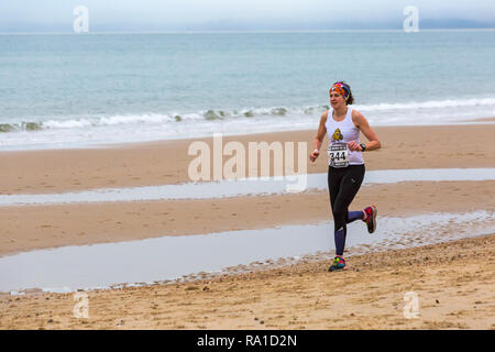 Bournemouth, Dorset, UK. Le 30 décembre 2018. Les participants prennent part à la plage de la race, de la race la marée, une plage à marée basse le long de la magnifique côte de la plage de Bournemouth vers la plage de Sandbanks. Porteur exécuter le 5k ou 10k race le long du littoral et sur les épis avant la marée monte - bon exercice après les excès de Noël ! Credit : Carolyn Jenkins/Alamy Live News Banque D'Images