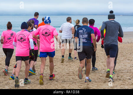 Bournemouth, Dorset, UK. Le 30 décembre 2018. Les participants prennent part à la plage de la race, de la race la marée, une plage à marée basse le long de la magnifique côte de la plage de Bournemouth vers la plage de Sandbanks. Porteur exécuter le 5k ou 10k race le long du littoral et sur les épis avant la marée monte - bon exercice après les excès de Noël ! Credit : Carolyn Jenkins/Alamy Live News Banque D'Images