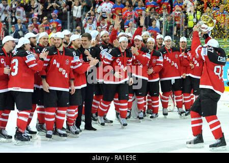 18 mai 2015 - Prague, République tchèque - Kanada-Team¤stellt mit der TrophÃ e nach dem Gewinn der 2015 CHAMPIONNAT Finale Eishockey-Weltmeisterschaft zwischen Kanada vs Russland, 6:1, in der O2-Arena de Prague, am 17 Mai 2015... *** *** Légende locale pose d'Équipe Canada avec le trophée après avoir remporté le championnat du monde de hockey 2015 dernier match de championnat entre le Canada contre la Russie, 6:1, à l'O2 Arena de Prague, République tchèque, le 17 mai 2015. (Crédit Image : © Slavek Ruta/Zuma sur le fil) Banque D'Images