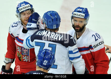 Prague, République tchèque. 14 mai, 2015. Der Eishockey-WM 2015, am 14 mai 2015, im Prag, République tchèque. Das Viertelfinale, Finlande gegen Spanien, 3:5. Leo Komarov aus en Finlande (71), Jakub Voracek (93) und Jakub Klepis aus Frankreich (20). *** *** Local Caption Komaro Leo de Finlande (20) et Jakub Voracek (93) et Jakub Klepis (20) de République tchèque au cours de l'année 2015 Championnat du monde de hockey 2009 quart finale entre la Finlande contre la République tchèque à l'O2 Arena de Prague, République tchèque, le 14 mai 2015. Credit : Slavek Ruta/ZUMA/Alamy Fil Live News Banque D'Images