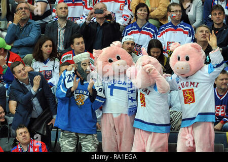 Prague, République tchèque. 14 mai, 2015. Der Eishockey-WM 2015, am 14 mai 2015, im Prag, République tchèque. Das Viertelfinale, Finlande gegen Spanien, 3:5. Fans aus la Finlande. *** *** Local Caption Fans de Finlande au cours de l'année 2015 Championnat du monde de hockey 2009 quart finale entre la Finlande contre la République tchèque à l'O2 Arena de Prague, République tchèque, le 14 mai 2015. Credit : Slavek Ruta/ZUMA/Alamy Fil Live News Banque D'Images